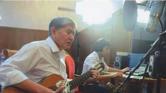 Президент Кыргызстана выпустил альбом со своими песнями