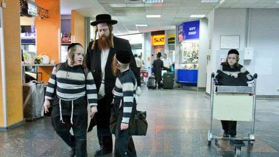 Суд запретил «гонять» женщин по самолету из-за ортодоксов