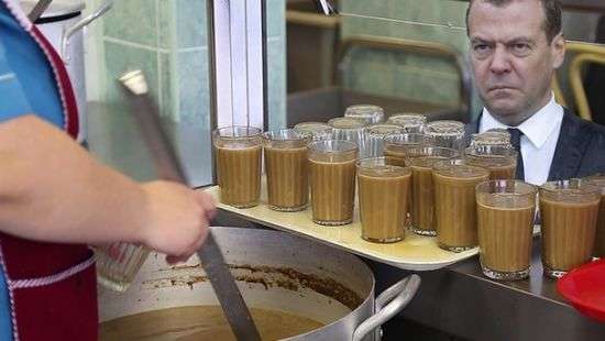 Соцсети высмеяли в фотожабах промокшего Путина и Медведева