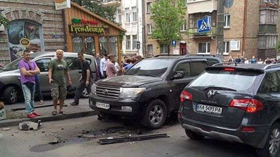 В центре Киева взорвали машину, есть пострадавший (фото, видео)