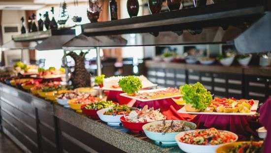 В Турции туристов начали штрафовать за недоеденную еду