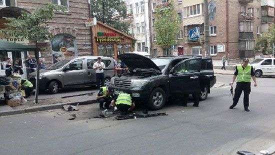 В сети появилось видео с моментом подрыва внедорожника в центре Киева