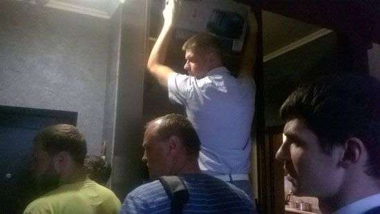 Силовики пришли к Гужве с обыском и нашли «зраду» (фото)