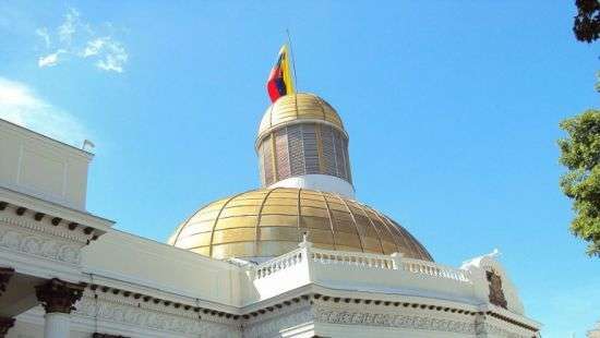 В Венесуэле люди с оружием напали на здание парламента