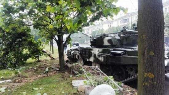 В Минске на репетиции парада танк снес столб (видео)