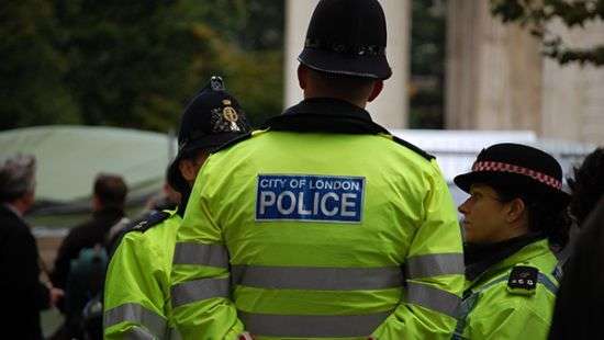 В Лондоне полицейских закидали камнями из-за смерти темнокожего британца