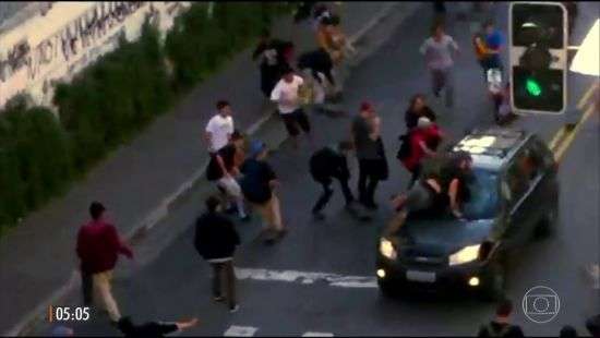 В Сан-Паулу автомобиль протаранил толпу школьников, есть пострадавшие (видео)