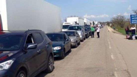 Туристы не могут попасть в Крым из-за Киева, считают власти полуострова