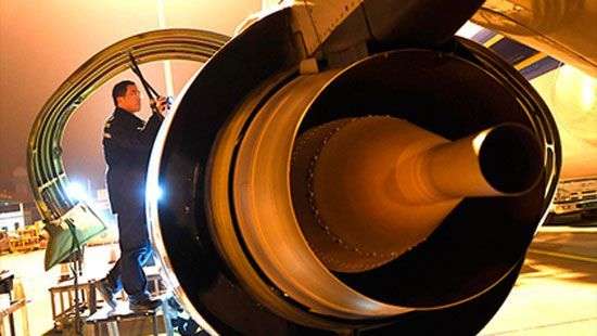 В Китае бабушка на удачу бросила монетку в двигатель самолета