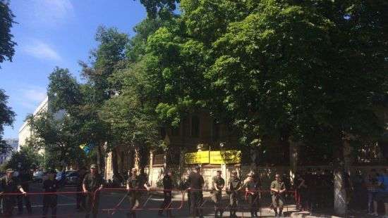 Возле АП произошла стычка вкладчиков банка «Михайловский» с полицией (видео)