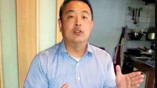 В Японии инвалида-колясочника заставили ползти на трап самолета (фото)