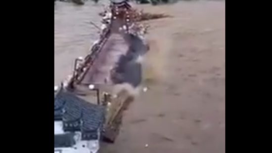 В Китае вода унесла 800-летний мост