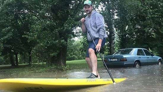 Жители Вильнюса после мощного ливня устроили лодочные заезды прямо на улицах (фото/видео)