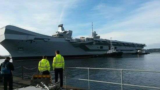 Дымящийся Кузнецов лучше: в России британский авианосец назвали «просто удобной целью»