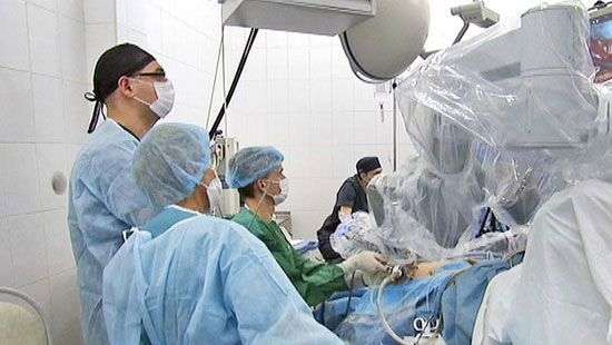 Доктор Хаус по-чилийски: хирурги болели за сборную прямо на операции (видео)