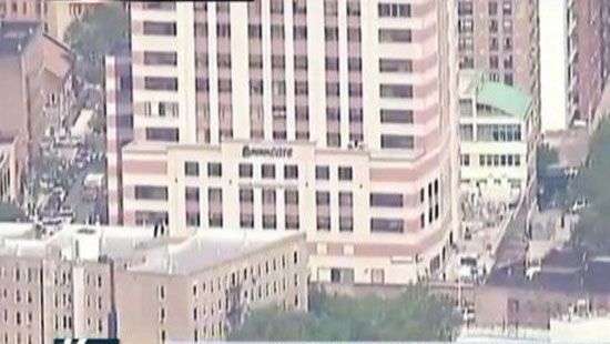 Появились подробности стрельбы в больнице Нью-Йорка: с винтовкой ходил врач (видео)