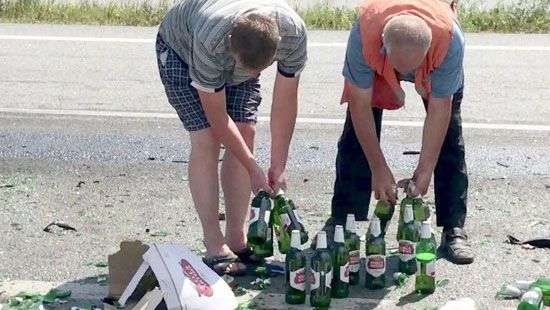 Это феерия: в сети посмеялись над фото и видео с места аварии грузовика с пивом