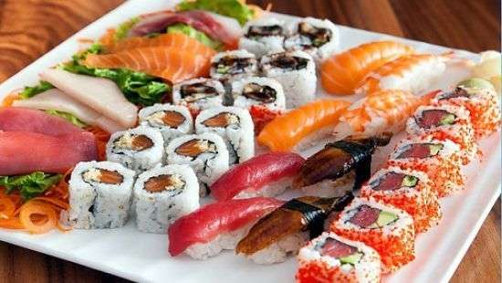 В Киеве масштабное отравление суши в заведениях «Евразия» и «Суши Лайф»