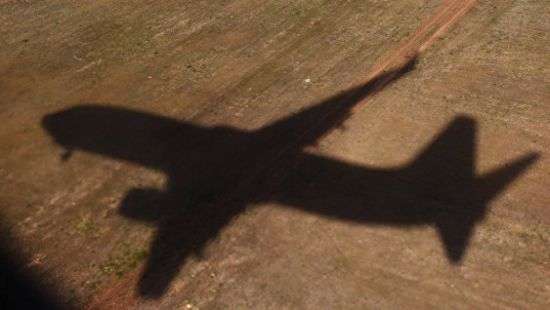 В США пассажирский самолет совершил посадку с горящим двигателем