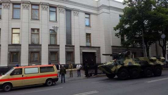 Под Верховную Раду стянули бронетехнику (фото)