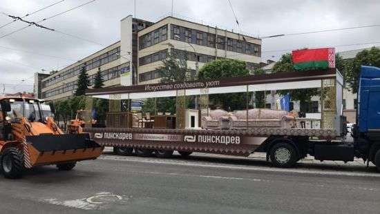 В Беларуси на военном параде показали диваны и холодильники (фото)