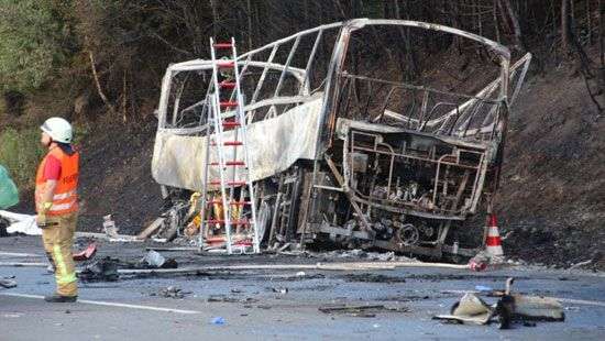 В Германии пропавших людей из сгоревшего автобуса признали погибшими (видео)