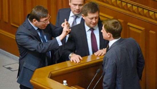 Луценко отобрал у Дового бутылку с водой: «Вы привыкли брать не свое"(видео)