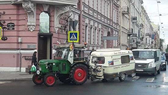 Пенсионер приехал из Германии в Санкт- Петербург на 57-летнем тракторе