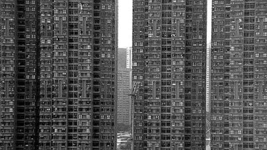 В Китае пожарный ударом ноги спас подростка от суицида (видео)