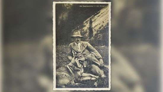 С аукциона продадут редкую открытку с автографом Гитлера