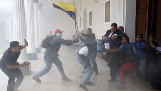 В парламент Венесуэлы ворвались приверженцы президента страны (фото)