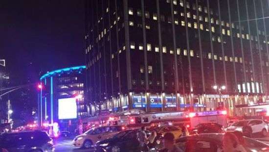 В Нью-Йорке пассажирский поезд сошел с рельсов (видео)