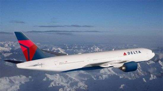 Пассажир самолета ранил троих, пытаясь проникнуть в кабину пилотов