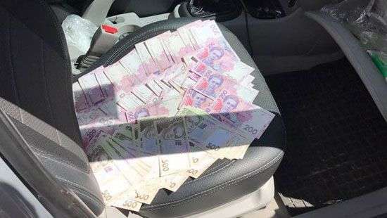 В Украине назвали должности, где чиновникам легче всего соблазниться взяткой