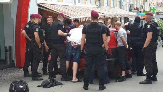В Киеве посольство Польши пытались забросать коктейлями Молотова (ФОТО/ВИДЕО)