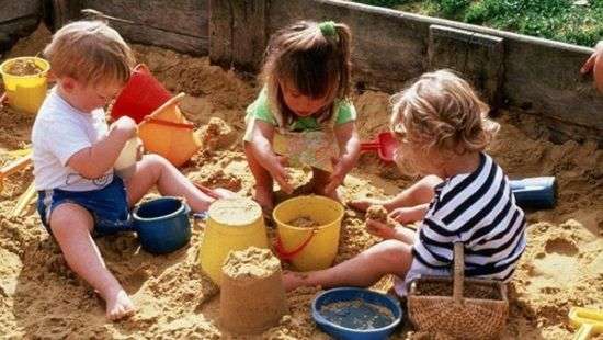 Какие болезни грозят детям после игры в песочнице, рассказали эксперты