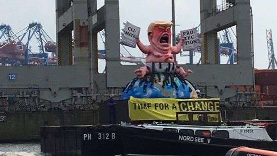 В Гамбурге появилась статуя Трампа в виде плачущего младенца