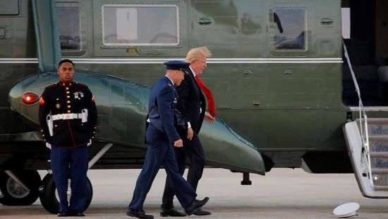 Появилось видео, о том, как Трамп ловил фуражку морского пехотинца