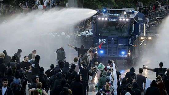 На улицах Гамбурга кидали коктейли Молотова и стреляли из рогаток