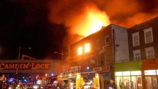 В Лондоне тушат масштабный пожар на популярном у туристов рынке