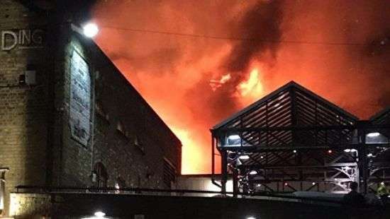 Пожар на рынке в Лондоне локализовали и продолжают тушить