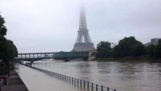Париж накрыло самым мощным ливнем за всю историю наблюдений (видео)