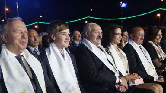 Лукашенко появился на концерте в сопровождении фотомодели ( фото)