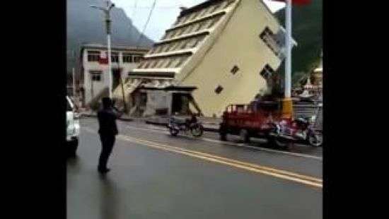 В Тибете наводнение опрокинуло жилую пятиэтажку (видео)