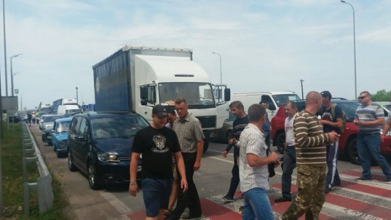 В Житомирской области участники АТО перекрыли трассу Киев - Чоп