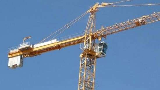 В Китае башенный кран рухнул на автодорогу, есть погибшие (видео)