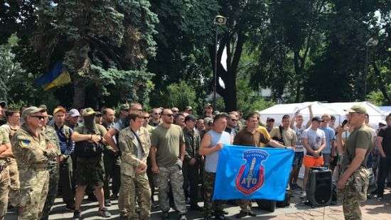 Бойцы АТО потребовали от Порошенко распустить Раду и Кабмин