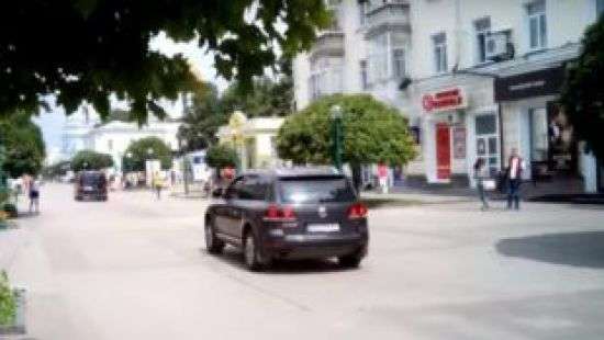 Обнародовано видео, как кортеж Порошенко проехал в Сумах по пешеходной улице (видео)