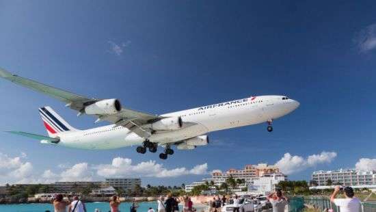 Наблюдение за взлетом авиалайнера на карибском пляже закончилось смертью (видео)