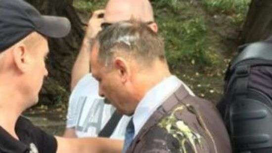 Нардепа Барну под Верховной Радой закидали яйцами